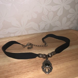 Halsband - Fint halsband, mer som en choker.