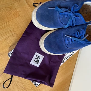 Eytys mother - Ett par eytys i modellen mother i en ascool blå färg! Använda men inte mycket. Kan tvättas innan de säljs (sulan)! Mocka! Impregnerade! Distance & kartong medföljer samt älthetsbevis! Frakt ingår inte! Storlek 37 pris kan diskuteras NYPRIS 1200kr