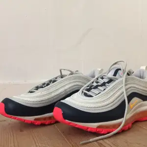 Helt oanvändna air max 97 i storlek 40.