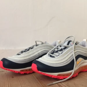 Air Max 97 Midnight Navy Racer Pink Laser Orange - Helt oanvändna air max 97 i storlek 40.