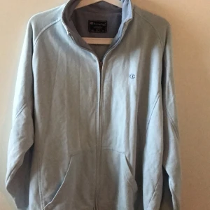 Champion zip up - Säljer en ljusblå champion zip up tröja i strl L. Använd några få gånger, bra skick! 