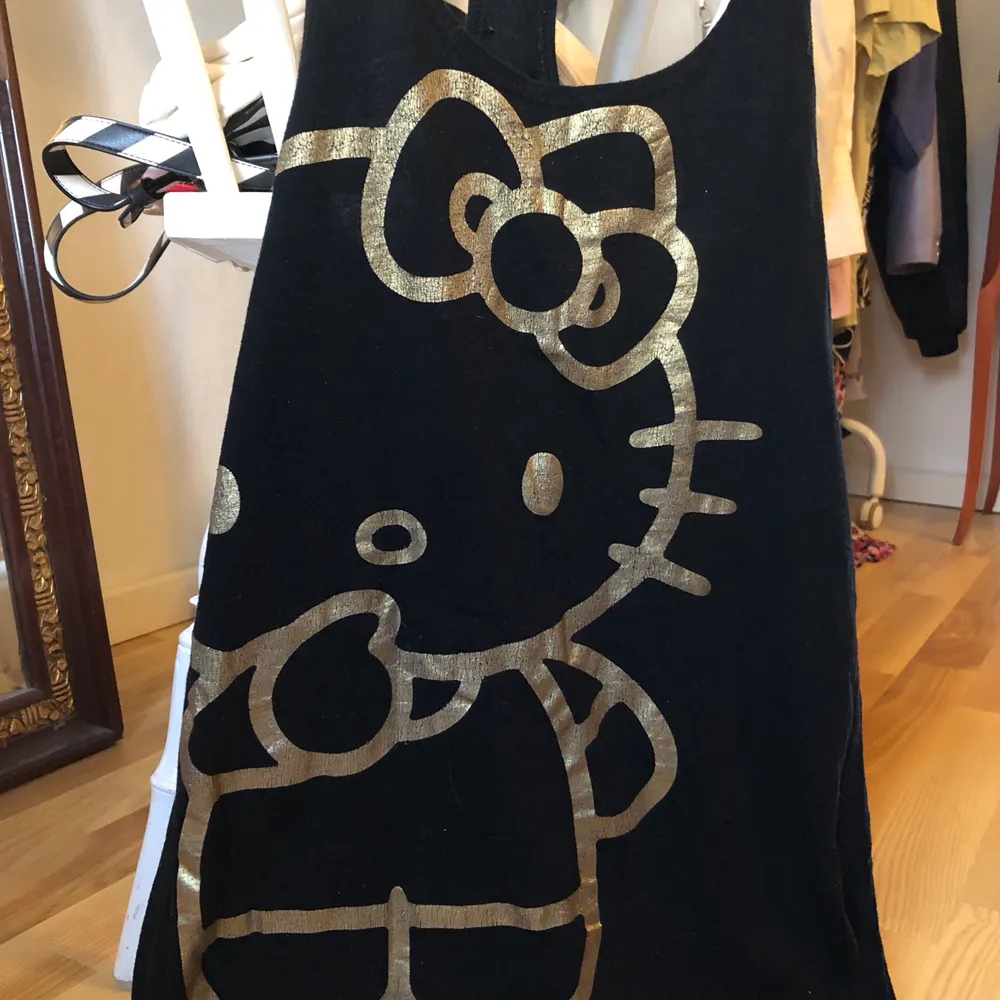 Säljer detta Hello Kitty linne i svart o guld. Storlek 34 vilket motsvarar en XS. 100kr inklusive frakt<3. Toppar.