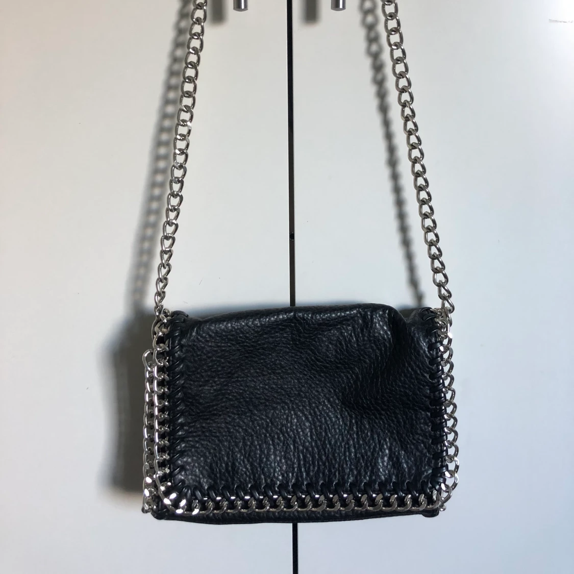 Svart kedjeväska från Tiamo