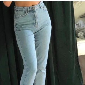 Dagny mom jeans  - Säljer då säljaren ljög om storleken och vägrar lösa det.  Dom är i jättebra skick! Storlek är 42-44 men är mer som en stor M enligt mig! Perfekt om man är en stor S och vill ha dom lite ”pösigt”. Beror helt på hur man vill att dom ska sitta!  FRAKT INGÅR!!