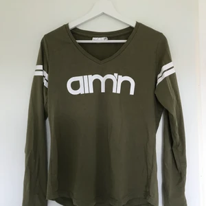 Tröja från aimn - En grön långärmad tröja från aimn som går att träna med men även andvända till vardags. Tröjan är helt oanvänd. Köparn står för frakten:), men vi kan även diskutera fram ett härligt pris! 
