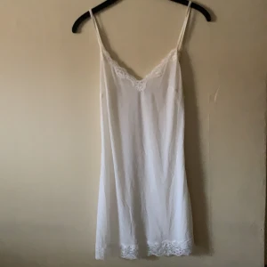 Underklänning - Klänning som använt under andra klänningar 