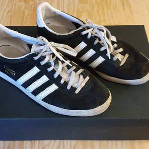 Adidas Gazelle sneakers begagnade helt ok skick, storlek 39 1/3. Kan mötas i stockholm eller så tillkommer frakt på 79:-