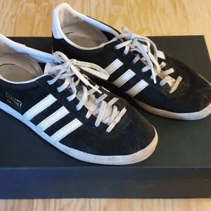 Adidas Gazelle sneakers - Adidas Gazelle sneakers begagnade helt ok skick, storlek 39 1/3. Kan mötas i stockholm eller så tillkommer frakt på 79:-