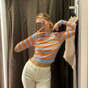 Randig tröja ifrån Zara - Säljer min superfina blå orangea randiga tröja köpt ifrån Zara. Har endast blivit använd ett fåtal gånger. Strl M men är liten i storleken och sitter jätte bra på mig som är 170 och oftast har S💗 högsta budet ligger på 290kr
