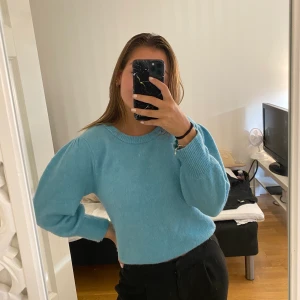 Blå tröja - Säljer denna snygga stickade tröja från BIKBOK i storlek XS! Endast testad så väldigt bra skick, tröjan är väldigt stretchig. Säljs för 130 inklusive frakt😊 Hör av er vid frågor