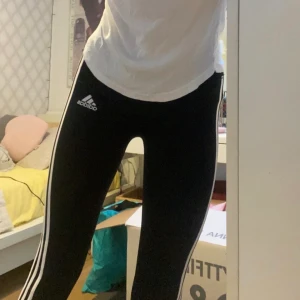 Svarta adidas tajts - Träningstajts från adidas. Dem sitter super bra och är även väldigt sköna. Dem går till anklarna på mig som är 171. Nästan aldrig använda då jag har samma modell, men en storlek större. Kontakta vid frågor :)) 