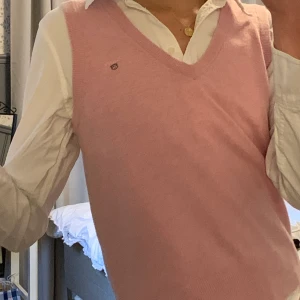 Sweater Vest - Supersnygg och trendig ljusrosa sweater vest från Gant💕 Superfint skick precis som ny!! I storlek M passar fint XS-M