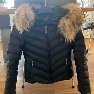 Hollies jacka - Säljer min Hollies jacka pga att jag inte använder den längre. Strl 34/XS. Använd ett fåtal gånger så den är i väldigt bra skick. Inköpt på Two Angels i Göteborg. Kan mötas upp i Göteborg eller frakta. Köparen står för frakten.