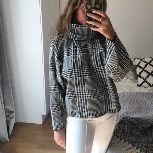 Zara tröja  - Tröja från zara storlek small. Oversized. Använd en gång. Frakt 80 kr tillkommer.