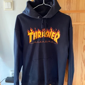 Trasher hoodie - Väl använd trasher hoodie storlek S, säljer för 200kr fraktkostnaden är inte inräknad 💗 bud på 230kr 