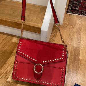 Röd handväska från H&M men guld detaljer, frakt tillkommer!🥰