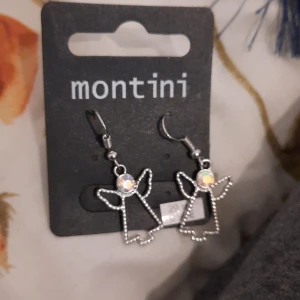 Örhänge  - Säljer ett par örhänge har inte använt de en enda gång säljer de pga gillar inte de köpte de för 30 kr men säljer för 10 kr