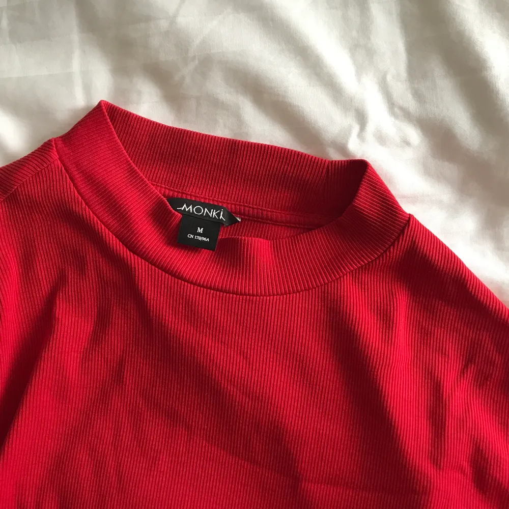 Härlig röd tröja från monki! Inte använd mer än 2-3 gånger tyvärr så därför säljer jag. . T-shirts.