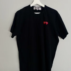 Comme des Garcons - Tröjan är köpt på NK och är i stl XL men sitter som en M, en stl S skulle kunna bära den också som oversize. Köpt för 1000 kr. BUDA! startar på 350