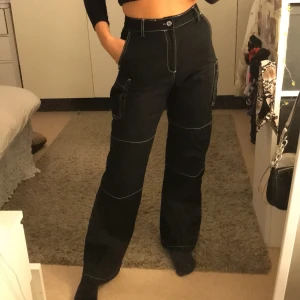 Cargobyxor - Säljer dessa ascoola cargobyxor/Work pants från Bershka. Dom är raka och långa i benen med en hög midja. Sparsamt använda, så sköna. Frakt tillkommer. Storlek S men passar även xs