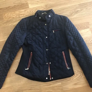 Marinblå höst/vår jacka - Lagom tjok jacka för hösten eller våren i en härlig marinblå färg
