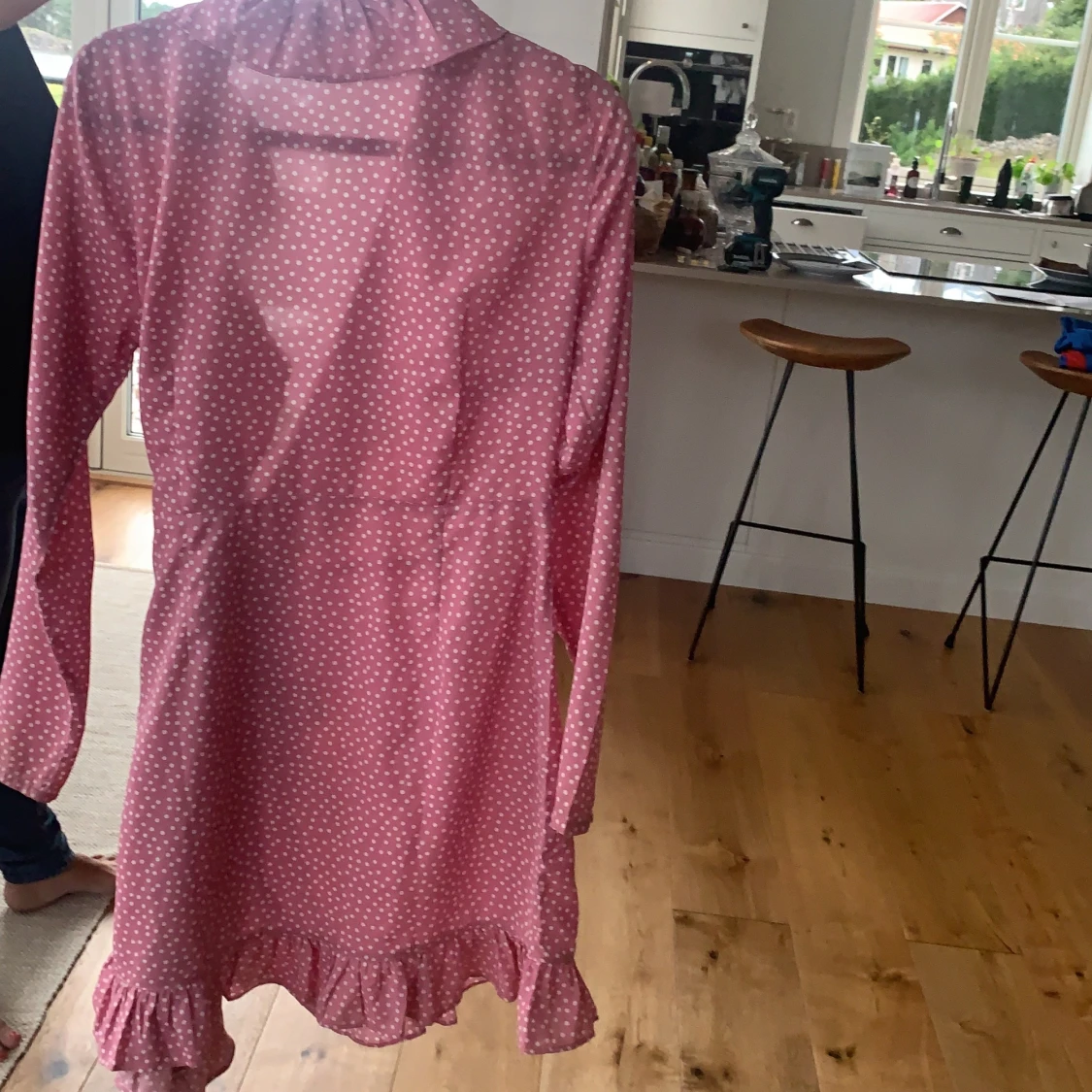 Rosa prickig klänning - 90