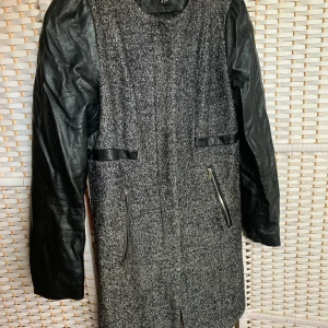 Höst / vårjacka - Snygg grå jacka med snygga fejklädder detaljer samt fickor. Från HM i storlek 40