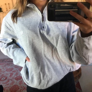 Grå half-zip sweatshirt - Denna snygga tröja är köpt på en secondhandbutik i New York, men är fortfarande i jättebra skick! Jag har storlek S men den passar fortfarande fint på mig som oversized. Skriv privat om du är intresserad!🥰  