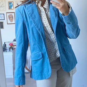 Blå jacka - Oanvänd blå jacka i lite ”fjunigt/lent” material. Helt fläckfri strl 38