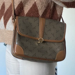 Väska - Snygg brun väska. Går ej att stänga. Kan skicka fler bilder i chatt🌸