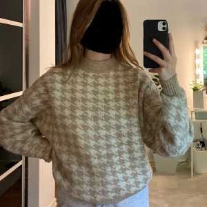 Stickad tröja - Säljer denna stickade tröja då den inte används längre! Den är i fint skick och säljs lite dyrare då frakten är dyr (priset är inklusive frakt)🤍