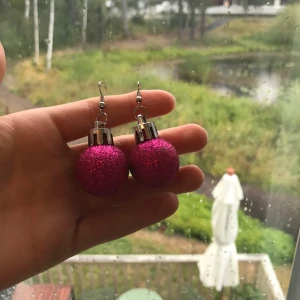 Örhängen - Jättesnygga örhängen. Rosa glittriga. Bra skick. Originalpriset var 99kr säljer för billigare. Frakt tillkommer 