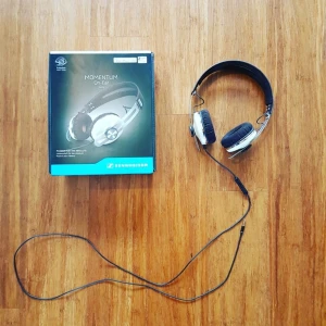 Sennheiser MOMENTUM On-Ear 2 - On-ear hörlurar från Sennheiser. Köptes 2016 men har inte använts mer än någon gång i början, de är alltså i helt nytt skick! Originalförpackning följer med.  Kan hämtas i Göteborg, annars står köparen för frakt!