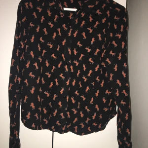 Funky print skjorta 🐎 - Skjorta i flowy, mjukt material med svart/orange hästtryck på. Köpt på Monki för ca 1-2 år sen. Bra skick och inte särskit använd. Möter upp i Sthlm!!!