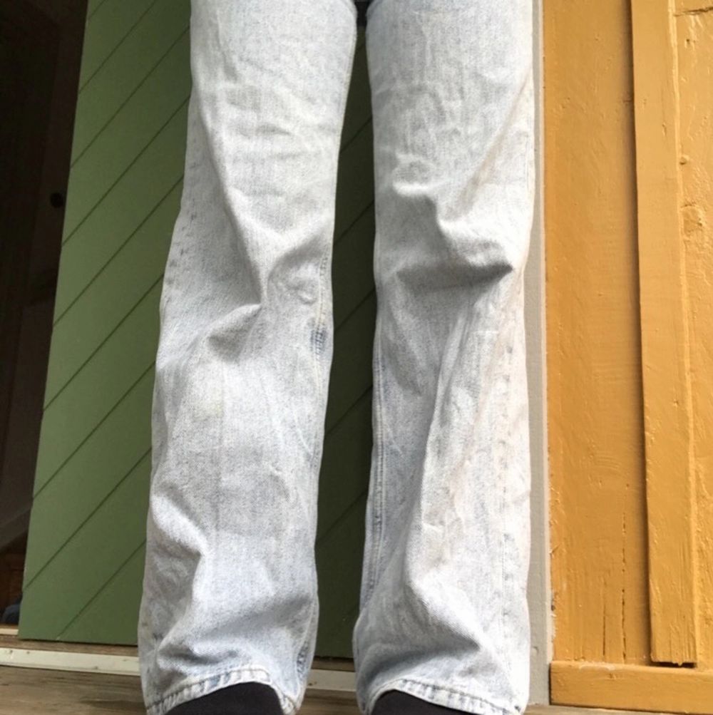 Super fina vida jeans från monki i modellen yoko, använda max 5 gånger, några trådar har gått upp längst ned men inget man tänker på eller som syns, annars i perfekt skick. Säljer då de va lite stora för mig. Jag är 166 och dom går över hälarna på mig!. Jeans & Byxor.