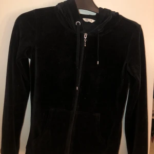 Hoodie från Cubus  - Hoddie från Cubus, köpt för 249kr säljs för 100kr, stolek XS knappt använd💕