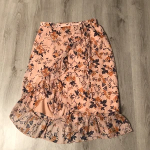 Fin kjol strl xl Passar som L - Fint skick använd ett par gånger. Köparen står för frakten!!!