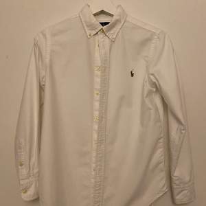 En Ralph Lauren skjorta i storlek 12år, fint gick då jag har tagit mycket bra hand om den, nypris 900 säljer för 400, köparen står för frakt om inte mötas upp i Norrköping.