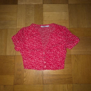 Söt blus från NAKD, storlek XXS - Älskar denna blusen men den har tyvärr blivit för liten. Från NAKD och är i storlek XXS