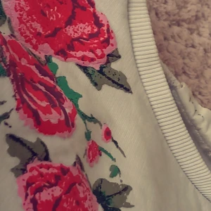 Magtröja - Långärmad magtröja med rosor på super fin och bekväm 