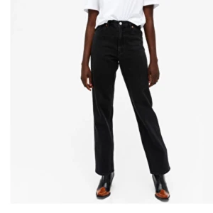 svarta taiki jeans - Jättefina svarta taiki jeans som tyvärr inte passar mig. Näsan oanvända. Nypris: 400, mitt pris 200 inkl frakt!! 💕💕 skriv privat för frågor elr fler bilder