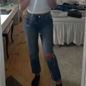  - Skit snygga jeans från Hm, har blivit lite försmå så därav säljer jag dom. Dom är använda Max 2 gånger så i väldigt fint skick.