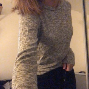  - Mysig grå tröja från märket Amisu, knappt använd! Köparen står för frakt🥰