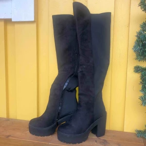  - Helt nya, säljer pga fel storlek för mig. Storlek 38