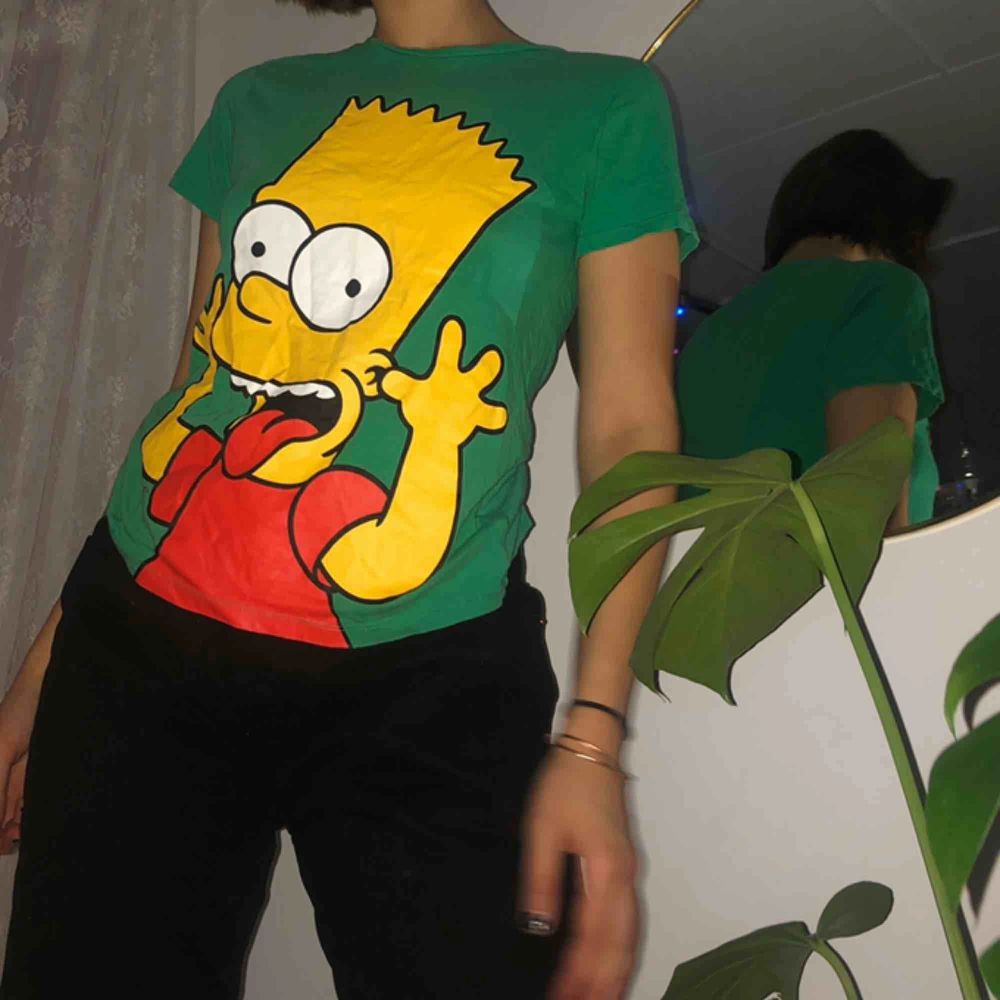 Säljer min gröna bart Simpson t-shirt pga jag ej använder längre, frakt ingår ej, skriv privat ifall ni vill ha mer information eller om ni är intresserade❤️. T-shirts.
