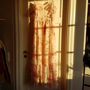 Klänning - Sjuuuuukt fin långklänning endast använd en gång (jättebra skick)!🤩🤩 Köpt på Gina Tricot.