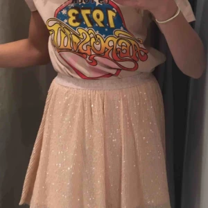  - En så fin kjol med små paljetter i en sååå cool och gullig rosa färg💘⚡️