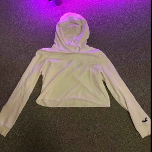  - Vit tröja från hollister typ oanvänd, skriv om du är intresserad eller har någon fråga