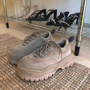 Eytys angel - Eytys Angel. Använda 5-6 gånger och varit väldigt rädd om dem så de är i superfint skick förutom lite mörka fläckar längst upp från mina svarta jeans (syns på bild 3). Inget man tänker på dock, Kan gå ner i pris vid snabb affär