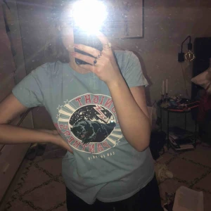  - Tröja med tryck i bra sick, köparen står för frakten🥰